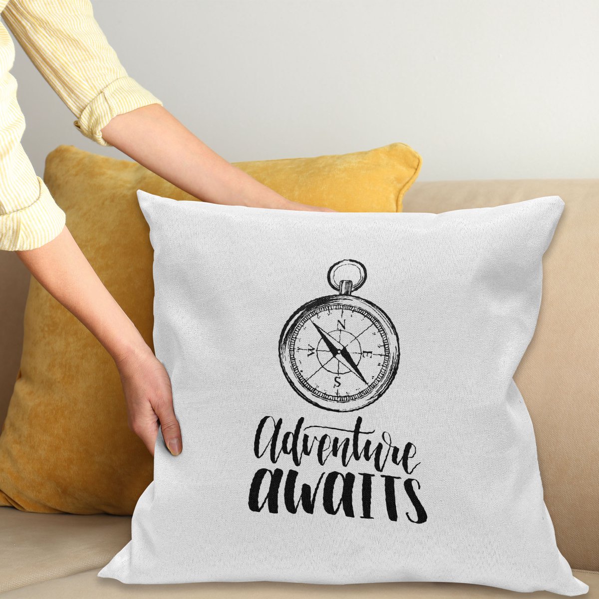ABAKUHAUS Adventure Awaits Sierkussenhoes, Retro Compass met Motivational Message Wind Roos Nautisch Leven Kunst, Decoratieve Vierkante Sierkussenhoes, 65 x 65 cm, Wit Zwart