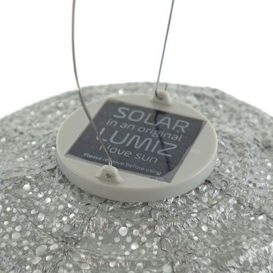 Close-up van het zonnepaneel van de Lumiz lampion, met de tekst 'SOLAR in an original LUMIZ I love Sun'.