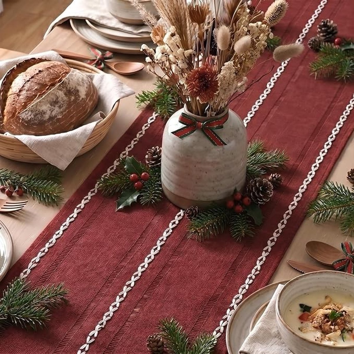 Livatto Tafelloper 33x153 cm – Bordeauxrood met geborduurde Boho-bladbanden – Rustieke linnen look voor eettafel en dressoir