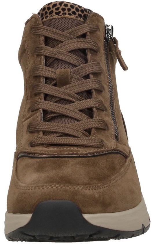 Vooraanzicht van bruine suède Gabor Rollingsoft halfhoge veterschoenen met panterprint accenten en rits.