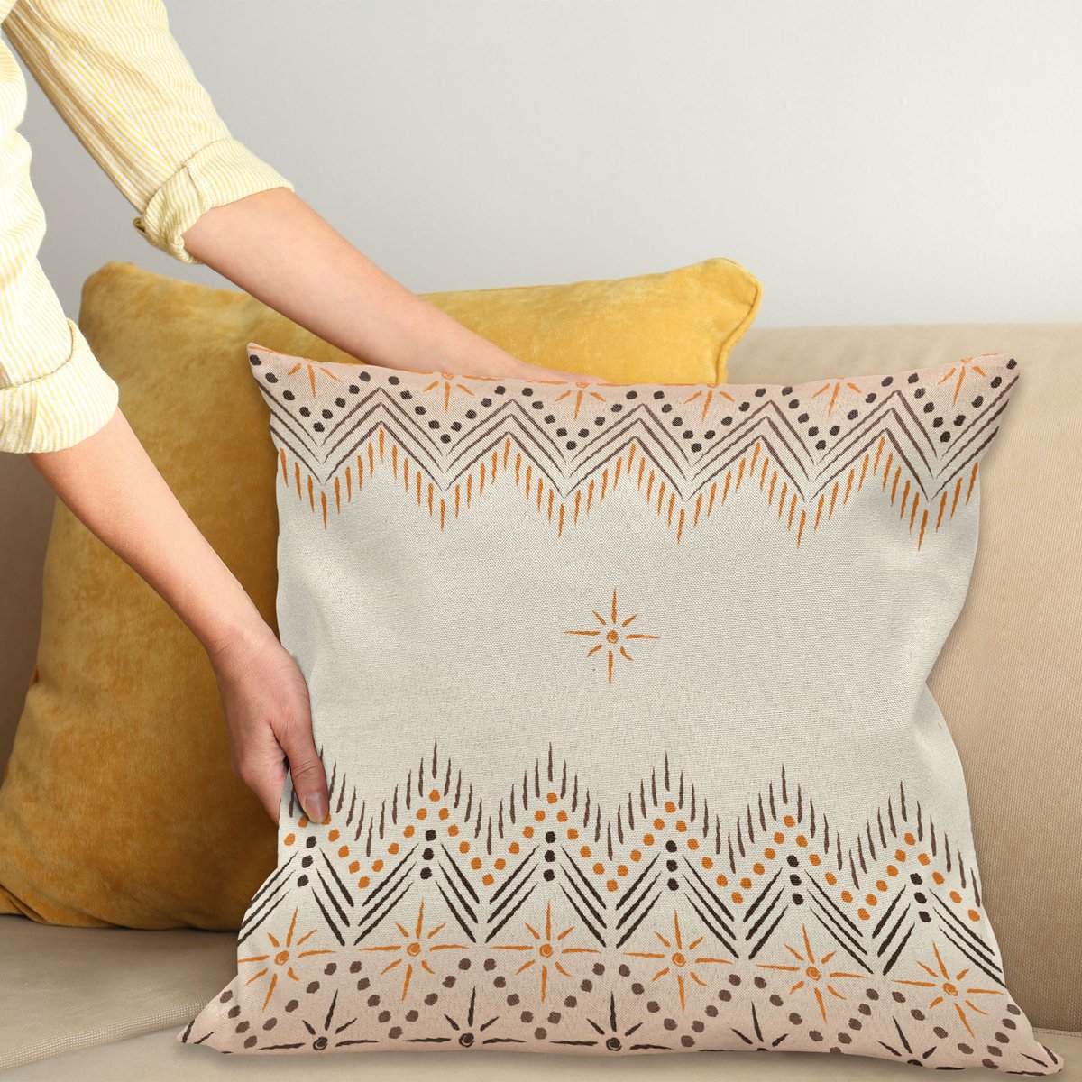 ABAKUHAUS Geometrisch Sierkussenhoes, Vintage Prehistoric Aztec Motief met Folk Kunst Effect Print, Decoratieve Vierkante Sierkussenhoes, 16" X 16", Perzik Amber Crème
