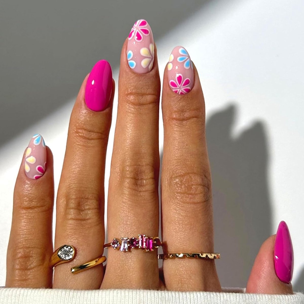 30 stuks korte kunstnagels, rode roze glanzende bloemen, natuurlijke amandel, press-on nagels, acryl, volledige afdekking, print op nagels voor dames en meisjes, manicure-decoraties