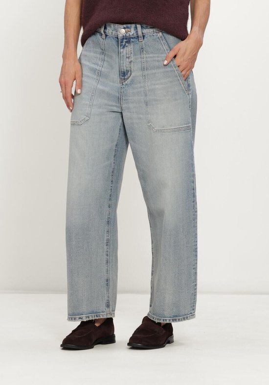 Lichtblauwe wijde jeans met opgestikte zakken, gedragen met bruine schoenen en een bordeaux trui.