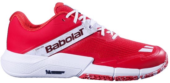 Zijaanzicht van een rode Babolat tennisschoen met wit 'Babolat' logo en STRAP-LOCK technologie.