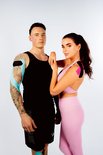 Man met blauwe sporttape op zijn arm en vrouw met roze sporttape op haar schouder.