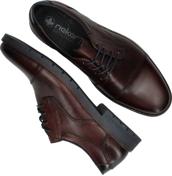 Bruine leren Rieker veterschoenen, van bovenaf gezien, met donkerblauwe veters en zool.