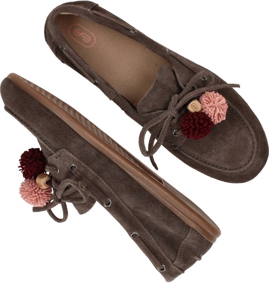 Bruine suède loafers met pompons in roze en bordeaux, met veters en een leren zool.