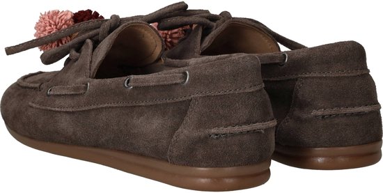 Achterkant van bruine suède loafers met roze en bordeaux pompons en veters. Leren zool.