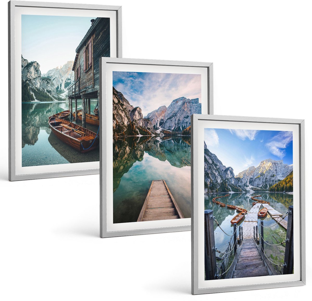 Coloray 3-Delige Schilderij Set - Een Rustig Meer In De Bergen Met Houten Bootjes. - 40 x 60 cm - Muurdecoratie - Decoratieve Schilderijen - Wohnzimmer - Wanddecoratie