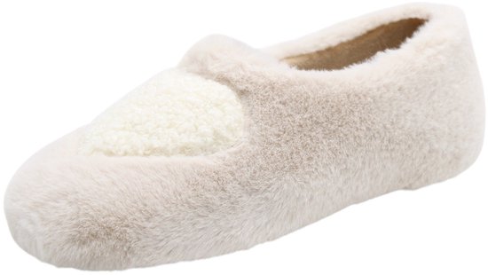 Lichtbruine pantoffel met een crème teddy hart aan de zijkant.