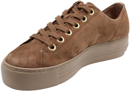Bruine suède Paul Green sneaker met veters en een taupekleurige plateauzool.