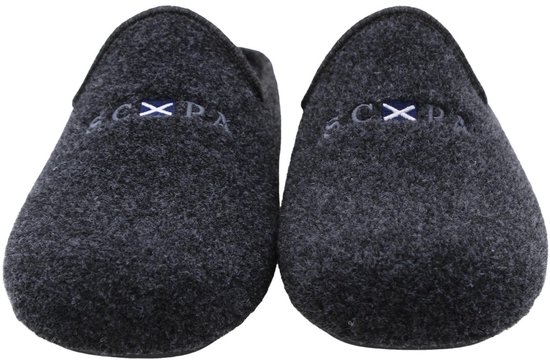 Paar donkergrijze Scapa pantoffels met geborduurd 'SCXPA' logo op de voorkant.