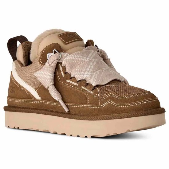 Bruine UGG Lowmel sneaker met taupe suède, off-white accenten en een taupe-witte geruite veter. De tong en kraag zijn gevoerd met schapenwol.