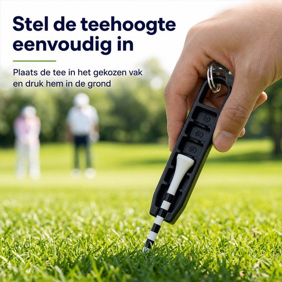 Hand die een zwarte golftee-hoogte-insteller vasthoudt, met een golftee die in het vak van 50 mm is geplaatst. Golfterrein op achtergrond.