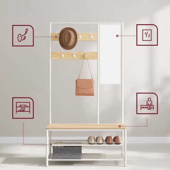 Witte kapstok met houten zitbank, spiegel, bruine hoed en tas, met schoenen op de planken.