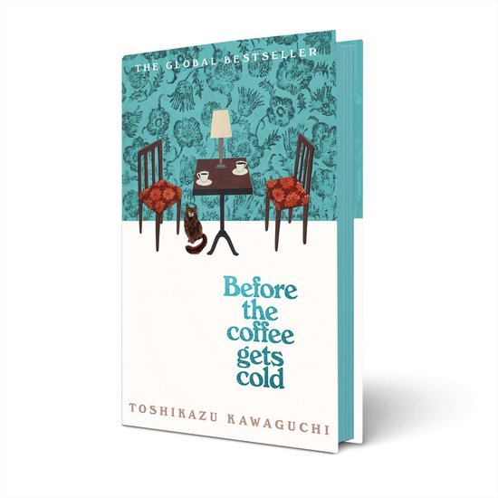 Boekomslag met de titel "Before the coffee gets cold" in blauwe letters, met op de achtergrond twee stoelen, een tafeltje met kopjes en een kat.