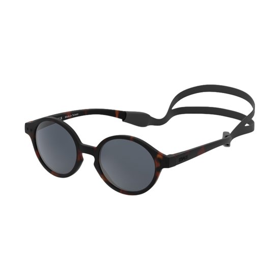 Lunettes de soleil bébé avec monture écaille et verres gris, avec cordon.