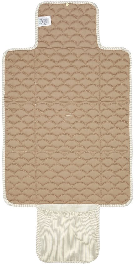 Bruin, gewatteerd verschoonmatje met parelmoer geborduurde schelpjes en een taupe gestreepte zak aan de onderkant.