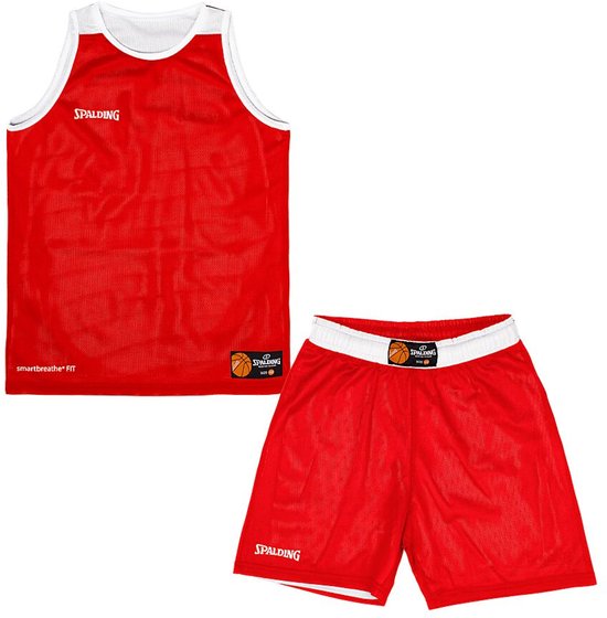 Ensemble de basket-ball Spalding : short et maillot en mesh rouge avec bords blancs. Nom de la marque et logo visibles.