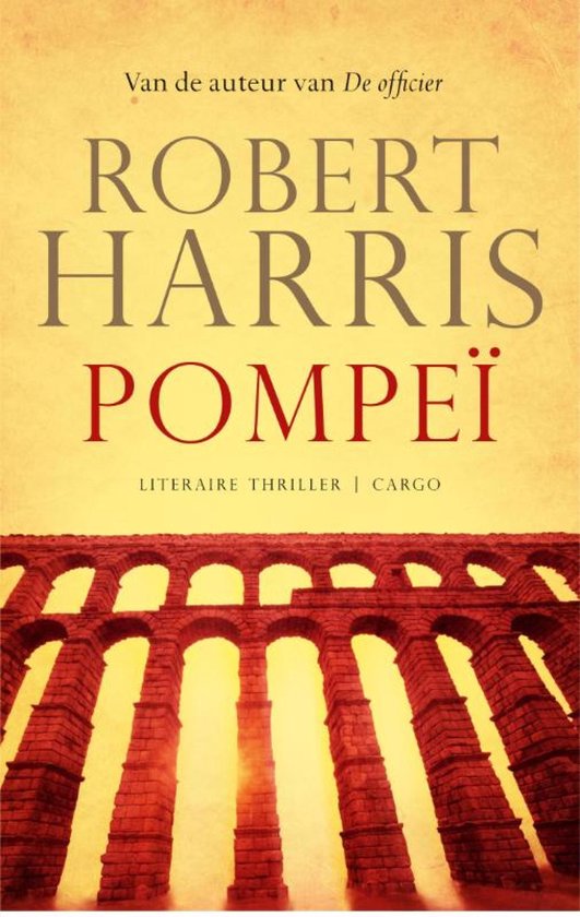 Boek 'Pompeï' van Robert Harris. Literaire thriller met op de voorgrond een aquaduct.
