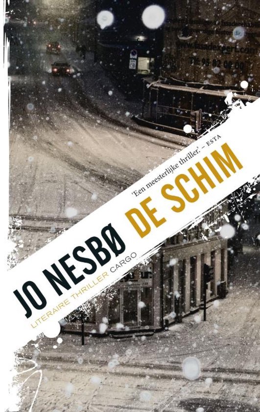 Boekcover met Jo Nesbø's 'De Schim'. Een winterse straatscène met sneeuwval, auto's en een tramhalte. Tekst: 'Een meesterlijke thriller' - ESTA.