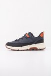 Zijaanzicht van donkerblauwe lage sneakers met oranje detail op de hiel, zwarte randen en crèmekleurige zool.
