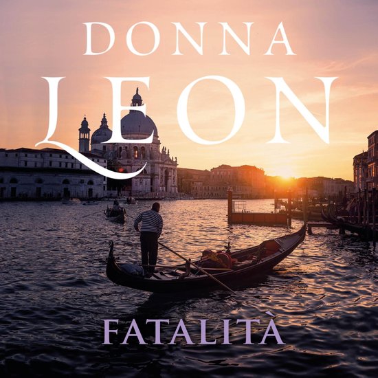 Livre "Fatalità" de Donna Leon avec sur la couverture un gondolier sur les canaux vénitiens au coucher du soleil.