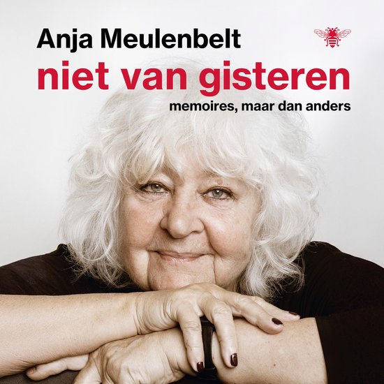Een close-up portret van Anja Meulenbelt met warrig wit haar, leunend op haar armen. Boven haar staat de titel 'Anja Meulenbelt niet van gisteren'.