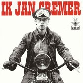 Een man met een pet en een bril op een motor, met de tekst "IK JAN CREMER" op de achtergrond.