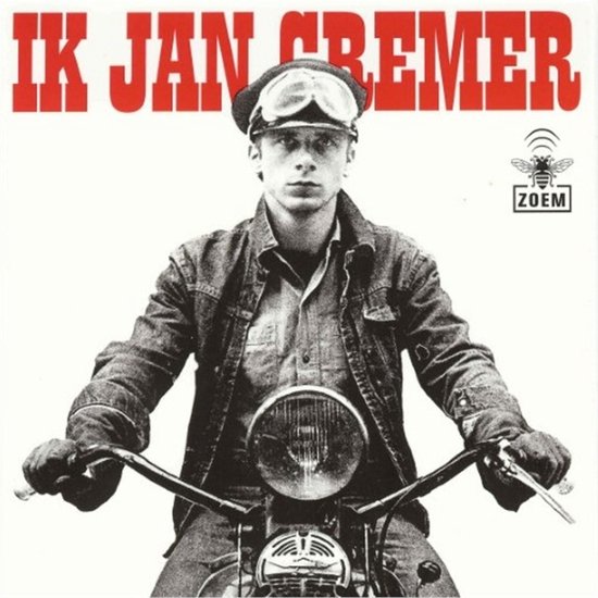 Een man met een pet en een bril op een motor, met de tekst "IK JAN CREMER" op de achtergrond.