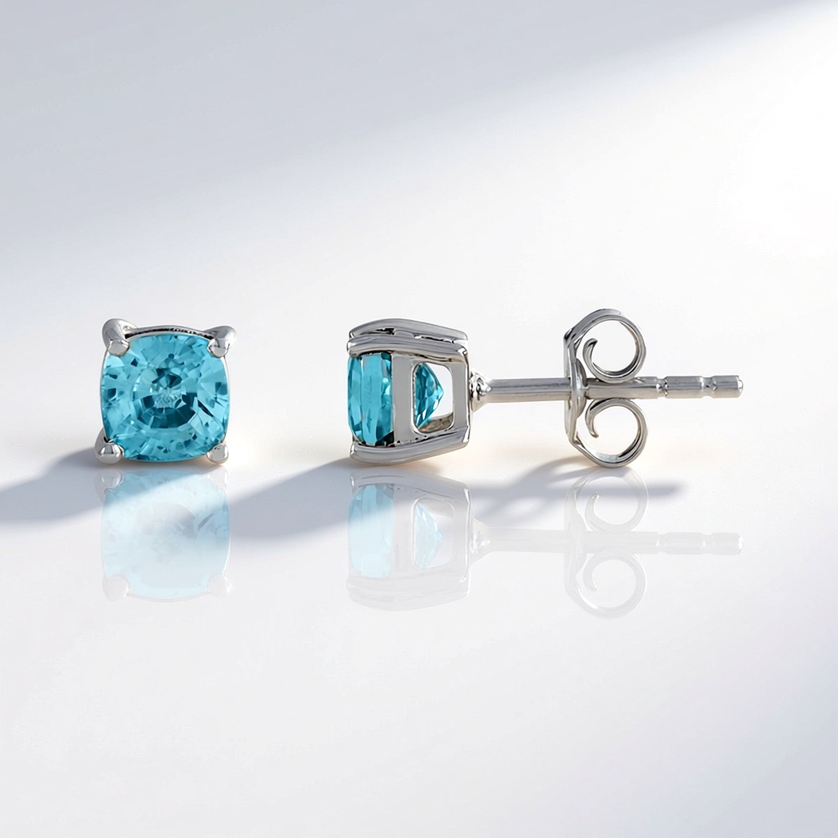 Cavill - 925 Sterling Zilver Oorbellen - Platina Geplateerd - 1,65 ct Ratanakiri Zirkonia - Antieke Kussenslijpvorm - Elegante Blauwachtige Glans