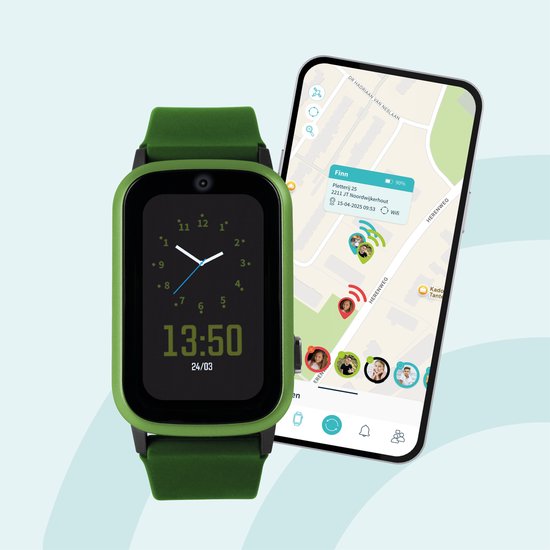 Groen kinder smartwatch met een digitaal scherm dat de tijd toont, naast een smartphone met een kaart van de locatie van Finn.