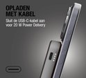 Een smartphone wordt met een USB-C kabel opgeladen door een powerbank voor 20W Power Delivery.