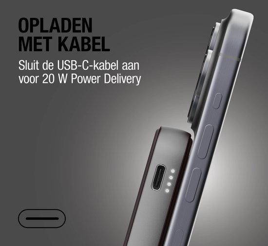 Een smartphone wordt met een USB-C kabel opgeladen door een powerbank voor 20W Power Delivery.