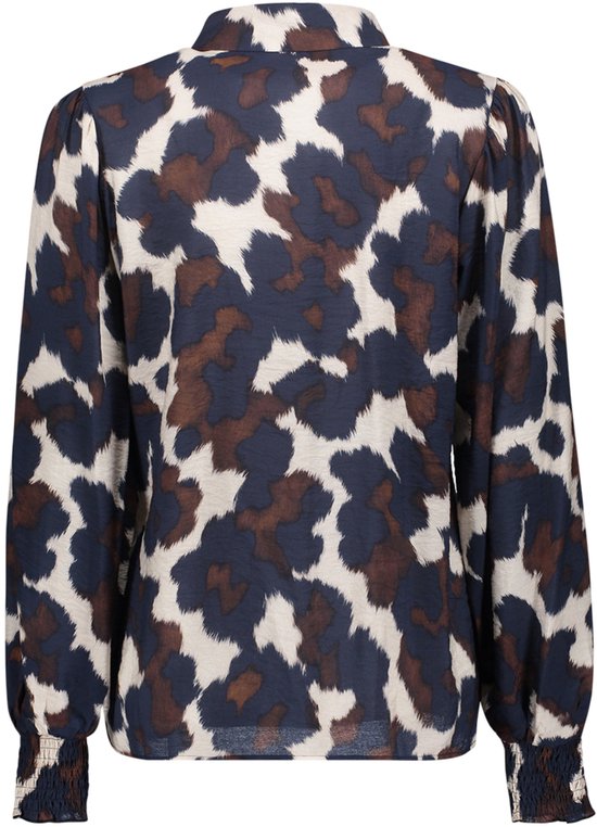 Achterkant van een blouse met abstracte print in blauw, bruin en crème, voorzien van gesmokte mouwboorden.