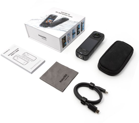 Insta360 X5 actiecamera met accessoires: doos, beschermhoes, lensdoekje en USB-kabel.