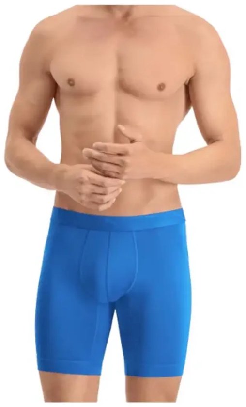 Blauwe PUMA boxer met logo band, gedragen door een man.