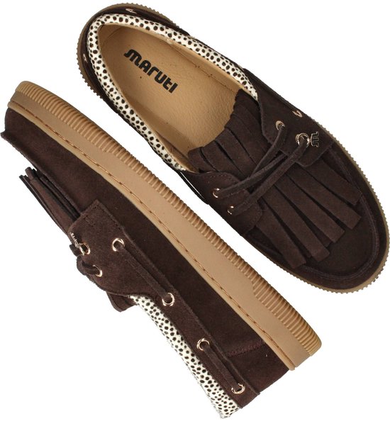 Bovenkant van bruine suède loafers met franjes en luipaardprint voering.
