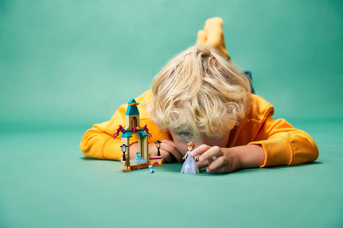 LEGO® ǀ Disney Binnenplaats van Anna's kasteel 43198 bouwset; ontworpen voor fans van Disney's Frozen 2; bouwbaar prinsessenspeelgoed dat de verbeelding prikkelt en uitnodigt tot onafhankelijk speelplezier; leuk Arendelle cadeau voor kinderen vanaf 5 — cadeau in Spellen & Speelgoed - foto 2