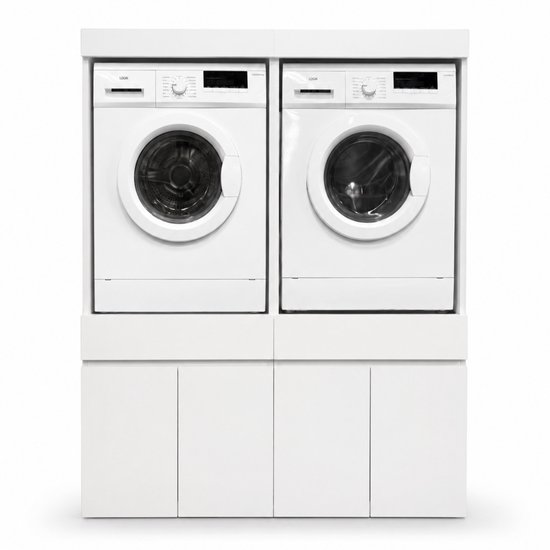 Twee witte wasmachines boven elkaar geplaatst in een witte ombouw met witte deuren onderaan.