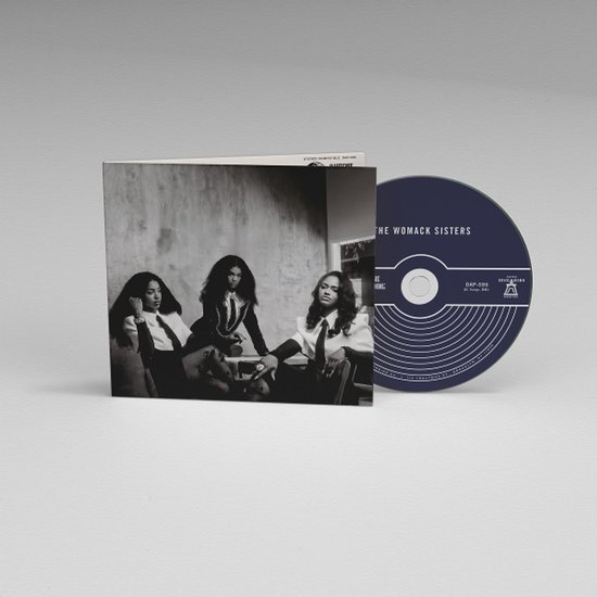 CD-hoes en schijf van The Womack Sisters in zwart-wit, met drie vrouwen in pakken en dassen.