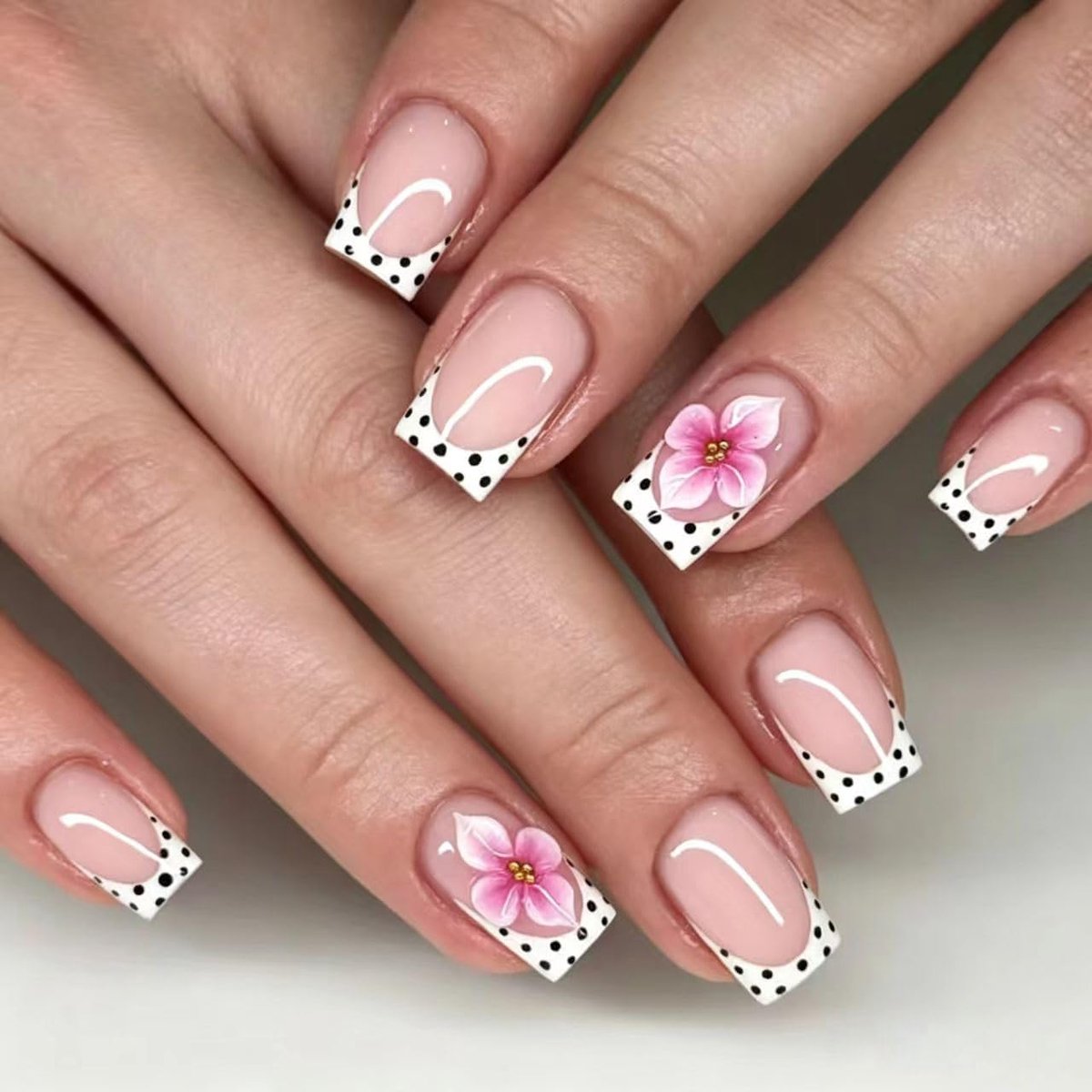 Nagels, kort, vierkant, witte stippen, Franse 3D-bloemen, bloemen, transparant, nude, roze, basisontwerp, korte nepnagels, witte stippen, natuurlijke roze, zomer, kunstnagels