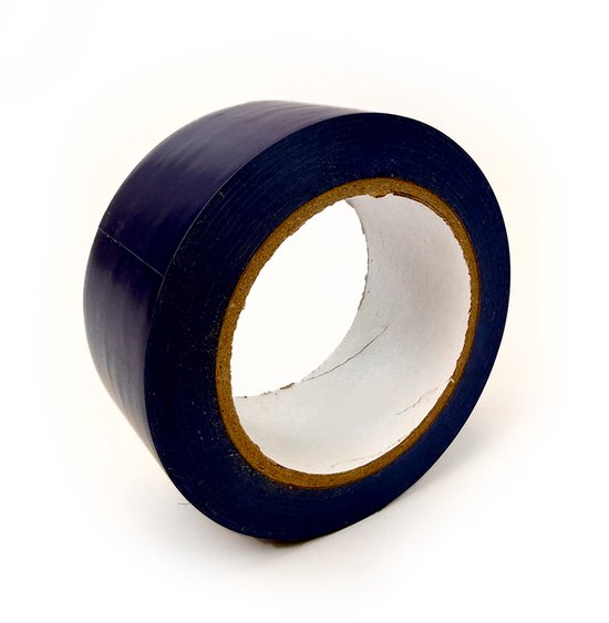 Rol donkerblauwe tape met bruin kartonnen binnenkant.