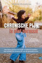 Vrolijke Chantal Theunissen met armen wijd in spijkerbroek en bruine top. Tekst: 'CHRONISCHE PIJN is niet normaal'.