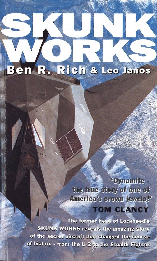 Boek "Skunk Works" met een Stealth Fighter in de ruimte. Tekst: "Dynamite - the true story of one of America's crown jewels!" TOM CLANCY