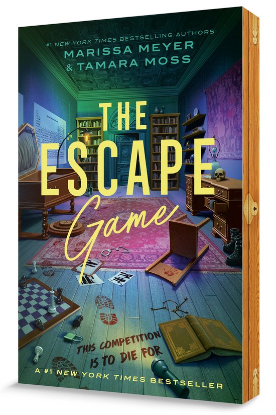 Boek 'The Escape Game' van Marissa Meyer & Tamara Moss. Kamer vol puzzels, schaakbord, koffer, voetstappen en een boek.