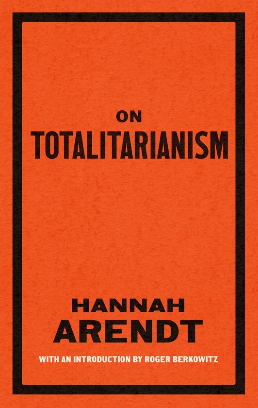 Boek 'On Totalitarianism' door Hannah Arendt, met introductie van Roger Berkowitz. Oranje kaft met zwarte tekst.