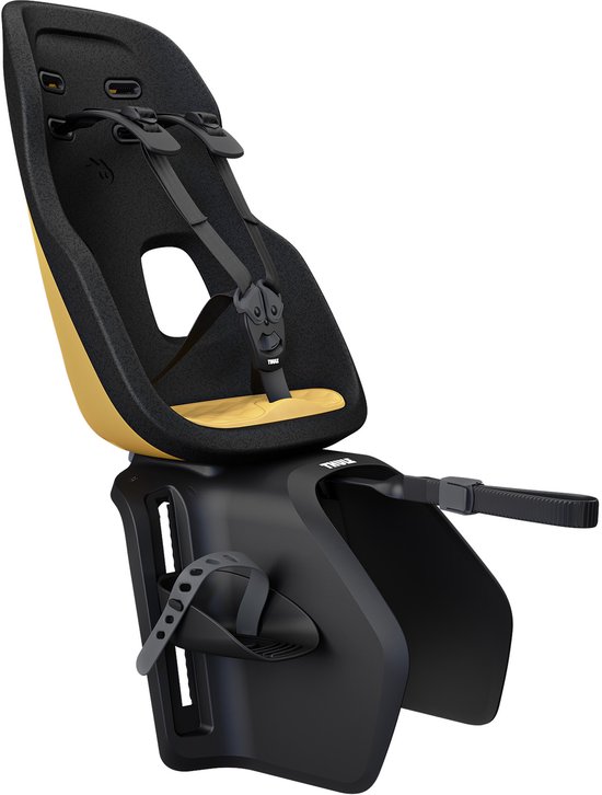 Siège de vélo noir et jaune avec harnais et repose-pieds, sur fond blanc.