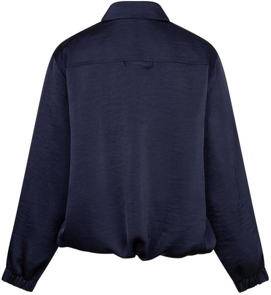 Achterkant van een donkerblauwe satijnen jas met kraag en elastische zoom.