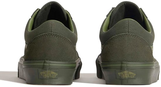 Achterkant van twee groene Vans Old Skool sneakers met 'Vans Off The Wall' logo op de zolen.